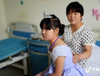 暖新闻：14岁患病女孩想学舞蹈 美女老师使用智能机器人视频教学_美女跳舞